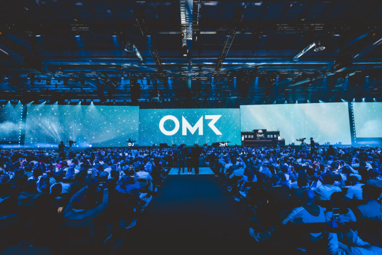omr24; conference stage; bühnenbild